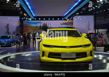 --FILE--une Chevrolet Camaro de SAIC-GM, une joint venture entre SAIC Motor et General Motors, est exposée au cours de la 14e Chine (Guangzhou) Internat Banque D'Images