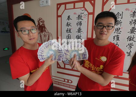 Les enseignants chinois afficher 5-yuan billets qui sera donnée à leurs élèves qui seront membres de l'assemblée national college examen d'entrée, également connu sous le nom de gao Banque D'Images