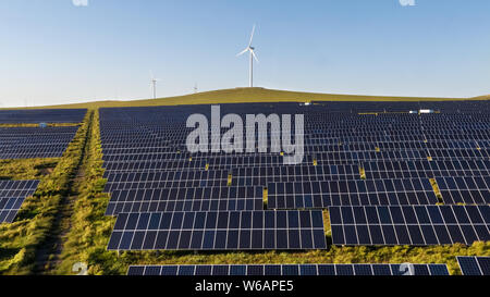 --FILE--les panneaux solaires sont installés à une puissance photovoltaïque (PV) Gare de Panda Green Energy Group dans le comté de Togtoh, Hohhot, Chine du nord de la ville. Banque D'Images