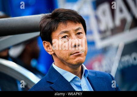 L'entraîneur-chef Shin Tae-yong de Corée du Sud a l'air sur l'avant de leur Groupe F match contre la Suède lors de la Coupe du Monde FIFA 2018 à Nijni Novgorod, Russie, Banque D'Images