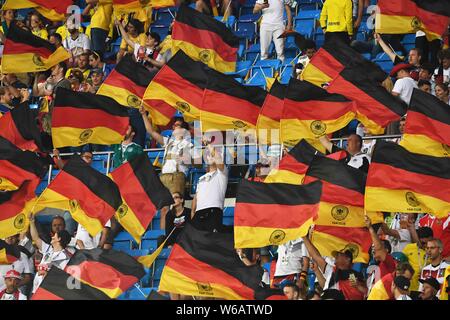 Fans vague drapeaux allemands avant le début de la groupe F match entre l'Allemagne et la Suède lors de la Coupe du Monde de 2018 à Sotchi, Russie, 23 juin 201 Banque D'Images