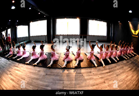 Un enseignant chinois indique à de jeunes filles et un garçon pour se dégourdir les jambes d'apprendre les compétences de danse dans un centre de formation dans la ville de Bozhou, East China's 'anhu Banque D'Images