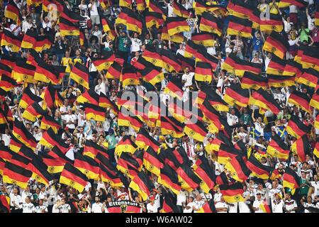 Fans vague drapeaux allemands avant le début de la groupe F match entre l'Allemagne et la Suède lors de la Coupe du Monde de 2018 à Sotchi, Russie, 23 juin 201 Banque D'Images