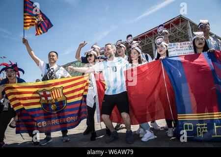 Le football chinois fans de Lionel Messi, l'Argentine, holding flags du FC Barcelone et de la Chine, posent pour des photos avec les fans du monde entier qu'ils visi Banque D'Images