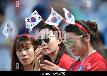 Les fans de football sud-coréen d'oeil sur l'avant match du groupe F entre la Suède et la Corée du Sud pendant la Coupe du Monde FIFA 2018 à Nijni-Novgorod, R Banque D'Images