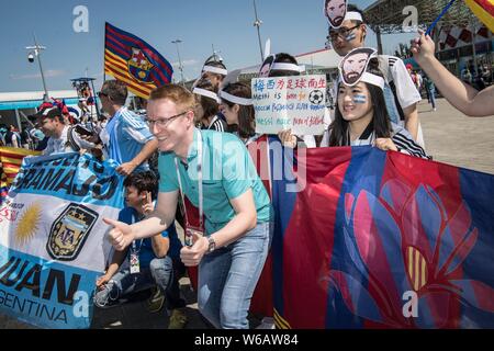 Le football chinois fans de Lionel Messi, l'Argentine, holding flags du FC Barcelone et de la Chine, posent pour des photos avec les fans du monde entier qu'ils visi Banque D'Images