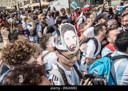 Un fan de Lionel Messi, l'Argentine, est considérée parmi les foules de fans dans une rue alors qu'il visite la ville pendant la Coupe du Monde FIFA 2018 à Mo Banque D'Images