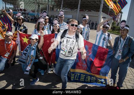 Le football chinois fans de Lionel Messi, l'Argentine, holding flags du FC Barcelone et de la Chine, posent pour des photos avec les fans du monde entier qu'ils visi Banque D'Images