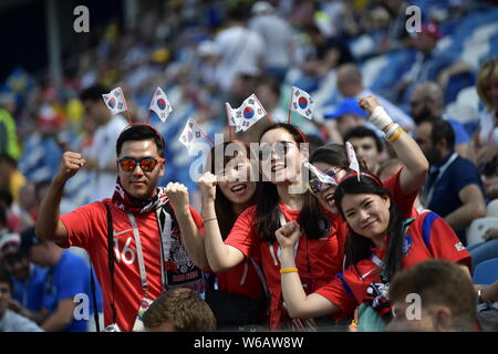 Les fans de football sud-coréen de poser pour les photos avant le match du groupe F entre la Suède et la Corée du Sud pendant la Coupe du Monde FIFA 2018 à Nijni-Novgorod, Banque D'Images