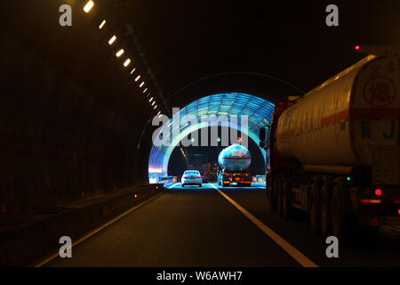 --FILE--Vue d'un tunnel sur une section de l'anneau de la région de la capitale Expressway à Beijing, Chine, 28 juin 2014. La construction de l'anneau de la région de la capitale Banque D'Images