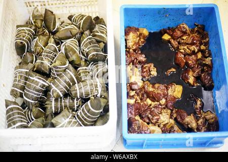 Voir d'ingrédients pour faire Zongzi, une sorte de gros des boulettes de riz gluant, pour le prochain Festival de bateaux-dragons chinois traditionnel, ou dans Duanwu Banque D'Images