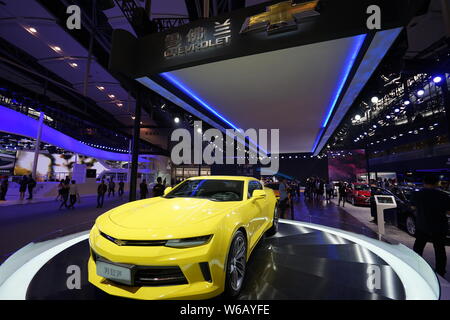 --FILE--une Chevrolet Camaro de SAIC-GM, une joint venture entre SAIC Motor et General Motors, est exposée au cours de la 14e Chine (Guangzhou) Internat Banque D'Images