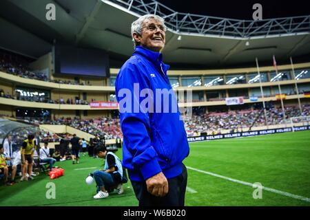 Entraîneur de football serbe et ancien joueur Bora Milutinovic, l'entraîneur en chef de célébrité chinois, surveille ses joueurs contre Légende Internationale Banque D'Images
