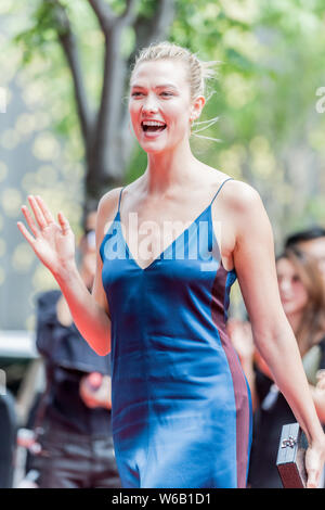 Modèle américain et entrepreneur Karlie Kloss pose lors de son arrivée sur le tapis rouge pour le Vogue Film à Shanghai, Chine, 15 juin 2018. Banque D'Images