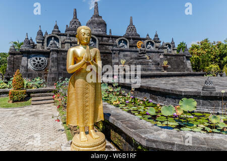 Statue en or de Bouddha et miniature à Borobudur (Brahmavihara Arama Vihara Buddha Banjar), temple bouddhiste dans Banjar, Buleleng, Bali, Indonésie Banque D'Images