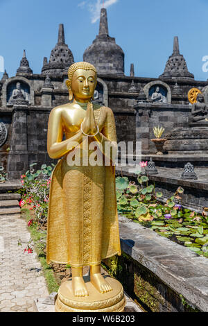 Statue en or de Bouddha et miniature à Borobudur (Brahmavihara Arama Vihara Buddha Banjar), temple bouddhiste dans Banjar, Buleleng, Bali, Indonésie Banque D'Images