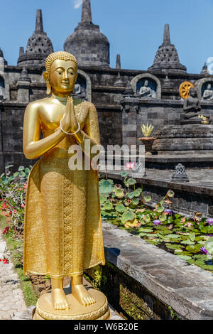 Statue en or de Bouddha et miniature à Borobudur (Brahmavihara Arama Vihara Buddha Banjar), temple bouddhiste dans Banjar, Buleleng, Bali, Indonésie Banque D'Images