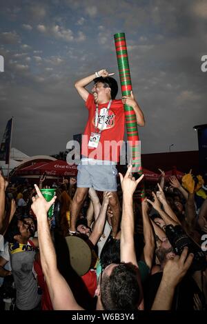 Les fans de football du monde entier font construire une tour humaine afin d'empiler jusqu'à 5 mètres de haut beer cup tour sur un carré à la chaleur de la Coupe du Monde 2018 C Banque D'Images