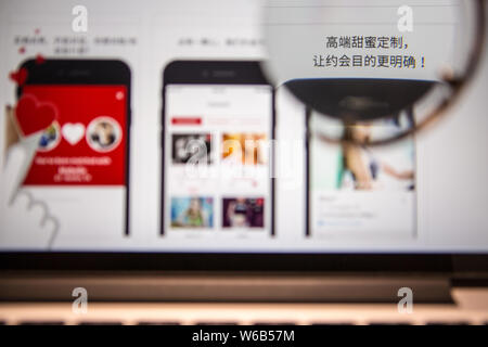 Un netizen chinois navigue sur le site de rencontre SeekingArrangement (SA) pour les personnes en quête de 'daddies' ou 'bébé' sur son ordinateur, à Beijing Banque D'Images