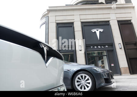 --FILE--Vue d'un magasin de concession Tesla à Shanghai, Chine, le 4 décembre 2017. Les constructeurs étrangers ont formulé des commentaires positifs après la Chine a annoncé decisi Banque D'Images