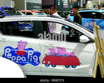 --FILE--une voiture collé avec des photos de personnages de la série animée Peppa Pig est sur l'affichage lors d'une exposition d'automobiles dans la ville de Nanjing, e Banque D'Images