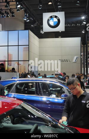 --FILE--un visiteur regarde voitures BMW sur l'affichage pendant la 14e Chine (Guangzhou) Exposition internationale de l'automobile, également connu sous le nom de Auto Guangzhou 201 Banque D'Images