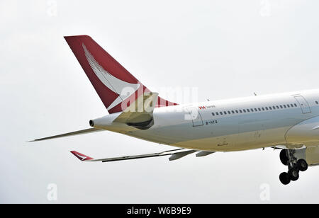 --FILE--un Airbus A330-343 jet de Cathay Dragon de Hong Kong Cathay Pacific le transporteur national décolle à l'aéroport international de Fuzhou Changle Banque D'Images