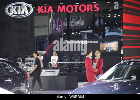 --FILE--personnes visitent le stand de Kia au cours de la 17e Exposition de l'industrie internationale de l'Automobile de Shanghai, également connu sous le nom de Auto Shanghai 2017, à Shan Banque D'Images