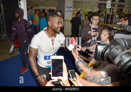 Justin Gatlin des États-Unis est interviewé après la finale du 100 m hommes au cours de l'IAAF Diamond League 2018 de Shanghai à Shanghai, Chine, 12 Banque D'Images