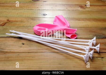 Les détenteurs et les ballons sur fond de bois Banque D'Images