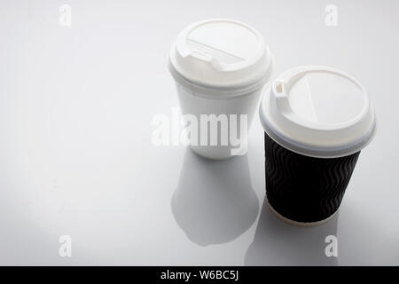 Disposition des tasses sur fond blanc Banque D'Images