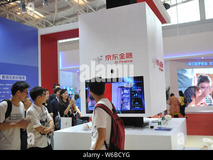 --FILE--personnes visitent le stand de JD Finances du détaillant en ligne chinois JD.com durant la deuxième congrès de renseignement, également connu sous le nom de WIC, 2018 Banque D'Images