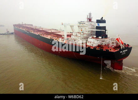 Vue aérienne des 400 000 tonnes de minerai, transporteur de minerai de Shenzhen, après son premier voyage à Taicang city, Jiangsu province de Chine orientale, le 30 mai 2018. Une 400 Banque D'Images