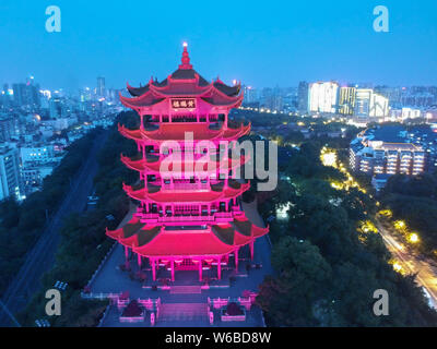 La Yellow Crane Tower est éclairé la nuit pour applaudir pour l'inauguration du pont lumière Chine-UE de l'activité 2018 de l'Année UE-Chine sur le tourisme à Wuhan City, Banque D'Images