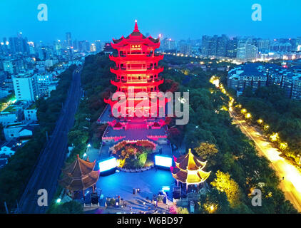 La Yellow Crane Tower est éclairé la nuit pour applaudir pour l'inauguration du pont lumière Chine-UE de l'activité 2018 de l'Année UE-Chine sur le tourisme à Wuhan City, Banque D'Images