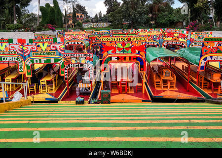 Xochimilco, Mexico City, 25 juin 2019 - bateau traditionnel de Xochimilco amarré à Nativitas pier. Banque D'Images