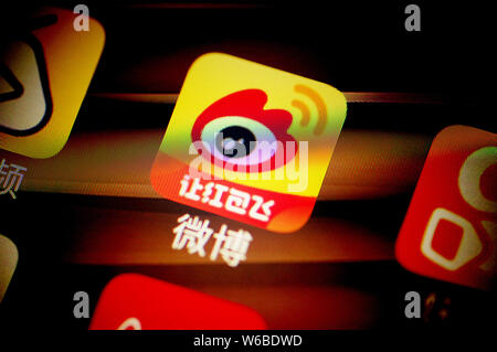 --FILE--un netizen chinois examine un logo de Weibo, le Twitter-like service de microblogging de portail Internet chinois Sina, sur son smartphone dans Ji'na Banque D'Images