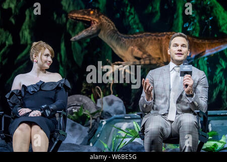 L'actrice américaine Bryce Dallas Howard, à gauche, et l'acteur Chris Pratt assister à une conférence de presse pour nouveau film 'Jurassic World : Fallen Kingdom' à Shanghai Banque D'Images