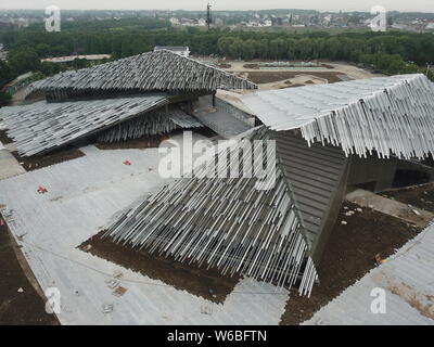 Une vue aérienne du lac Yangcheng Travel Distribution Center doté de deux ailes qui se chevauchent les toits triangulaires conçu par l'architecte japonais Ke Banque D'Images