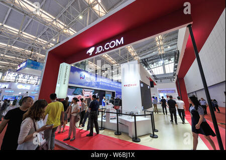 --FILE--personnes visitent le stand de vente en ligne en chinois JD.com durant la deuxième congrès de renseignement, également connu sous le nom de WIC 2018, à Tianjin, Chi Banque D'Images