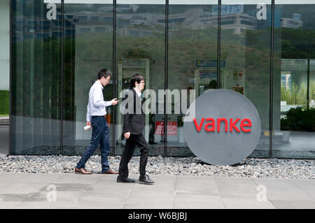 --FILE--piétons passent devant le siège de Vanke dans la ville de Shenzhen, province du Guangdong en Chine du Sud, 19 avril 2018. Groupe Baoneng continué Banque D'Images