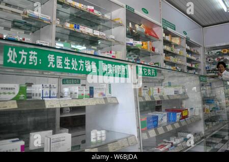 --FILE--un chinois local résident achète des médicaments d'ordonnance à une pharmacie dans la ville de Yichang, province du Hubei en Chine centrale, le 19 septembre 2014. L Banque D'Images