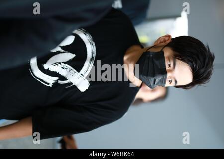 Chanteur taïwanais Jay Chou est photographié à l'Aéroport International de Shanghai Hongqiao de Shanghai, Chine, 23 mai 2018. Banque D'Images