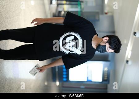 Chanteur taïwanais Jay Chou est photographié à l'Aéroport International de Shanghai Hongqiao de Shanghai, Chine, 23 mai 2018. Banque D'Images