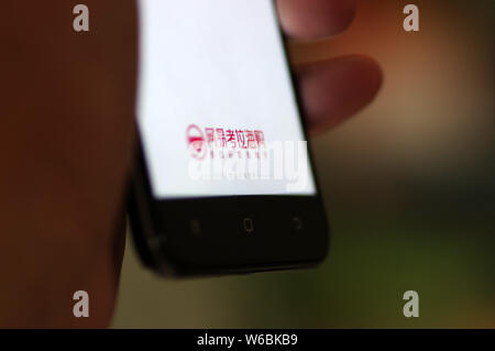 --FILE--un Chinois mobilephone utilisateur utilise l'App de NetEase's cross-border plate-forme e-commerce en Kaola.com Jinan City, Shandong province de Chine orientale Banque D'Images