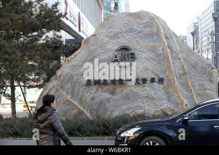 --FILE--un piéton passe devant le siège de l'Asian Infrastructure Investment Bank (AIIB) à Beijing, Chine, 11 décembre 2017. La présidence Banque D'Images