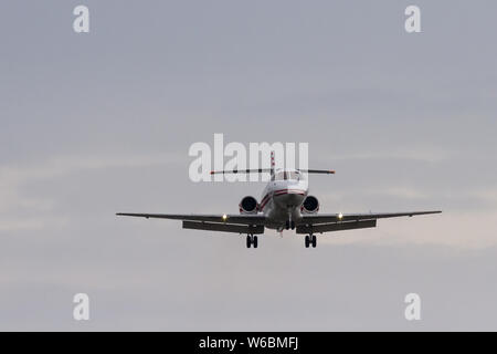 Un avion Raytheon U125A avec l'enregistrement de la Force aérienne japonaise d'autodéfense (JASDF) 29-3041flying près de l'installation aérienne navale Atsugi, Kanagawa, Japon Banque D'Images