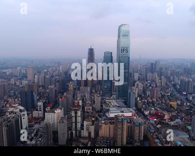 --FILE--Vue sur la place financière internationale de Changsha (IFS) à Changsha city, Hunan province de la Chine centrale, 7 mai 2018. Changsha International Banque D'Images