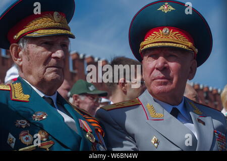 Anciens combattants russes regarder le défilé militaire, le jour de la Victoire pour marquer le 73e anniversaire du Jour de la victoire sur l'Allemagne nazie dans la Grande Guerre Patriotique 1941-1945 Banque D'Images