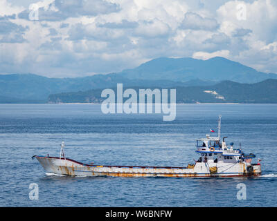 L'Cotabao, Philippines - Le 9 juillet 2017 : Poisson navire transporteur de transporter des bateaux de pêche au thon au large pour le port de pêche en général Sant Banque D'Images